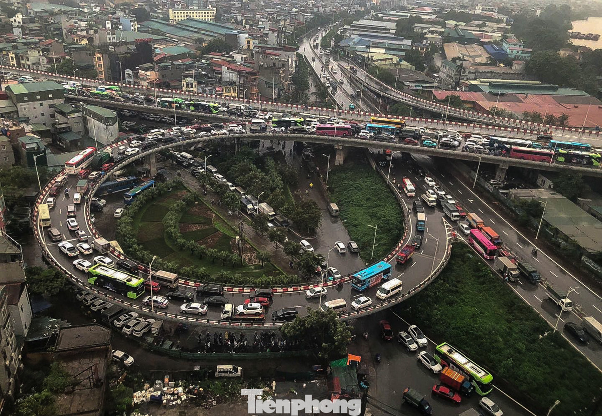 Vòng xoay nhánh lên cầu Vĩnh Tuy phía nội thành lúc 15 giờ ngày 11/9. Vòng xoay nhánh lên cầu Vĩnh Tuy phía nội thành lúc 15 giờ ngày 11/9.