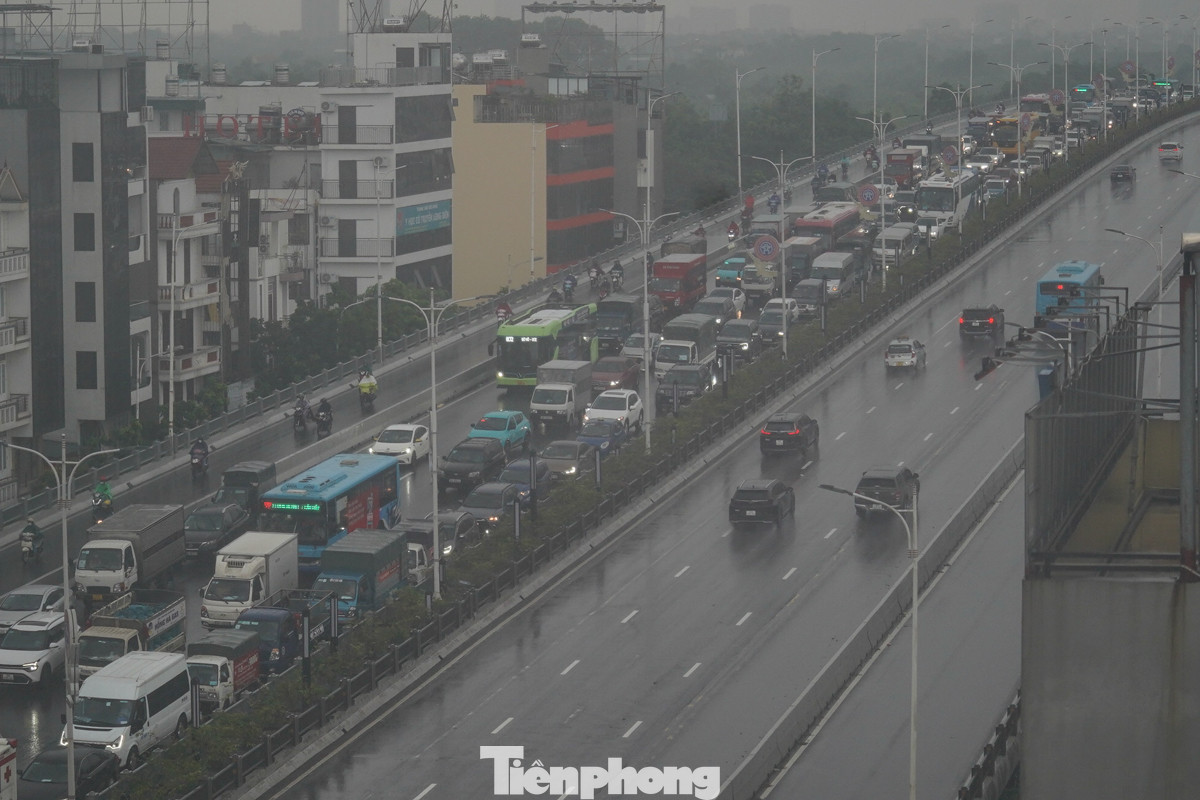 Dòng xe cộ ngày càng đông khi sắp vào giờ cao điểm. "Chúng tôi đi ôtô thì không sao, chỉ thương những người đi xe máy đi lại vất vả lắm", anh Trung Dũng ở KĐT Đặng Xá chia sẻ. Dòng xe cộ ngày càng đông khi sắp vào giờ cao điểm. "Chúng tôi đi ôtô thì không sao, chỉ thương những người đi xe máy đi lại vất vả lắm", anh Trung Dũng ở KĐT Đặng Xá chia sẻ.