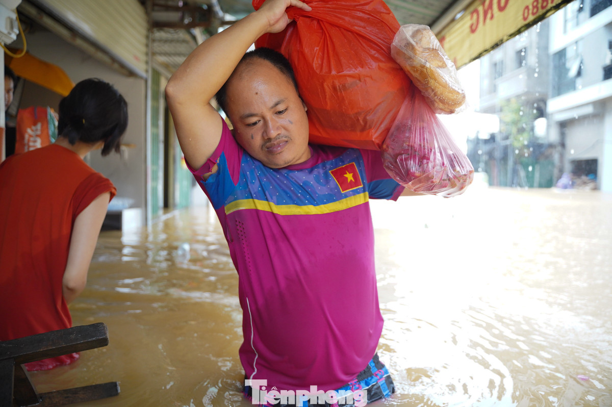 "Không nghĩ nước dâng nhanh như thế, hôm qua mới hơn 20cm mà sáng dậy ngập cả mét", một người dân chia sẻ.