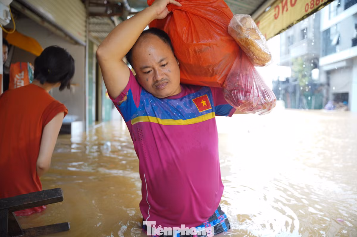 "Không nghĩ nước dâng nhanh như thế, hôm qua mới hơn 20cm mà sáng dậy ngập cả mét", một người dân chia sẻ.