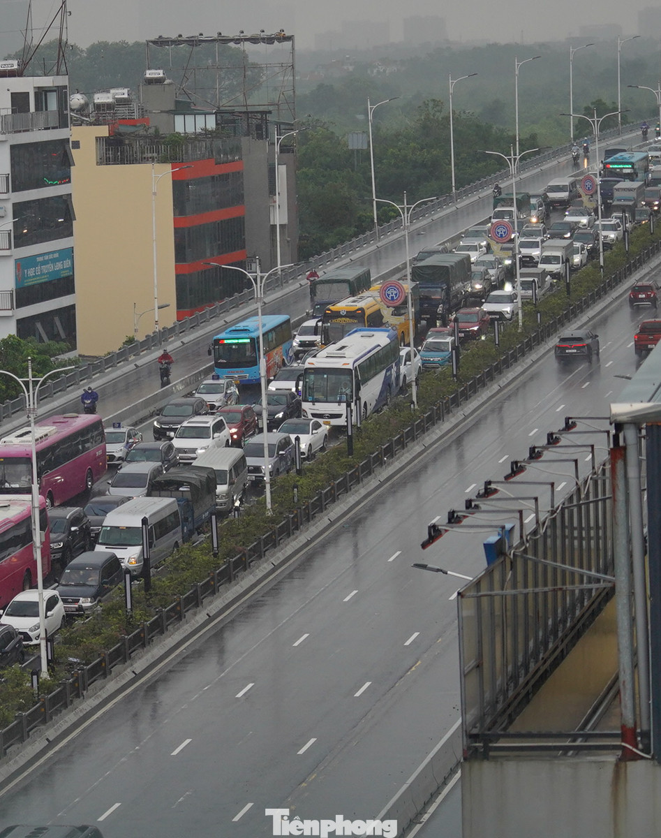 Lượng phương tiện đông đúc, không thể di chuyển. Lượng phương tiện đông đúc, không thể di chuyển.