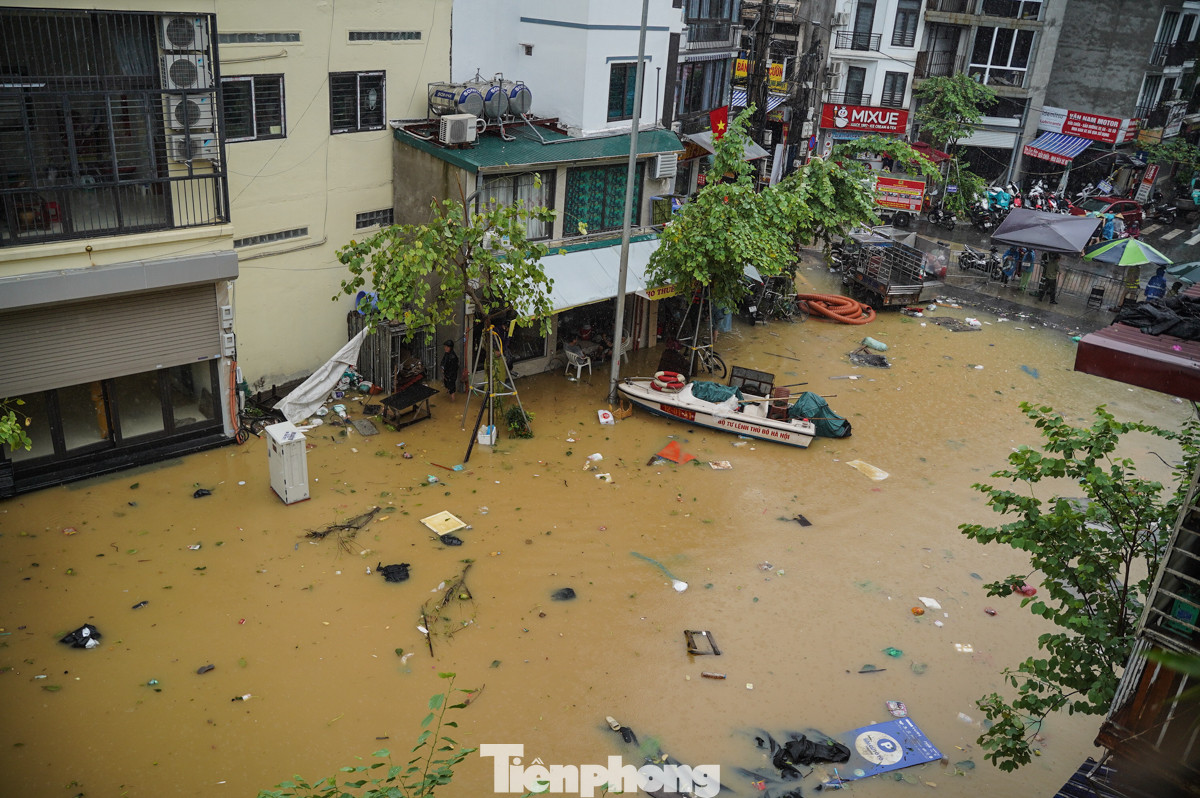 Lúc 8h40 sáng 11/9, lũ trên sông Hồng tại Long Biên đạt mức 11m, vượt qua mức lũ kỷ lục năm 2008, sau đó dao động nhẹ. Dự báo trong sáng đến trưa nay, lũ trên sông Hồng vẫn đang lên và đạt đỉnh.