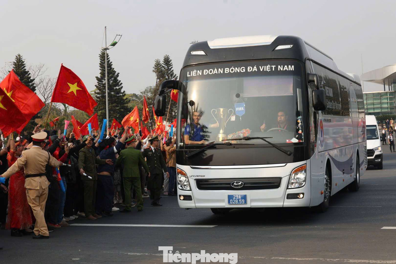 Xe chở các cầu thủ rời Nội Bài trong không khí reo hò của người hâm mộ.