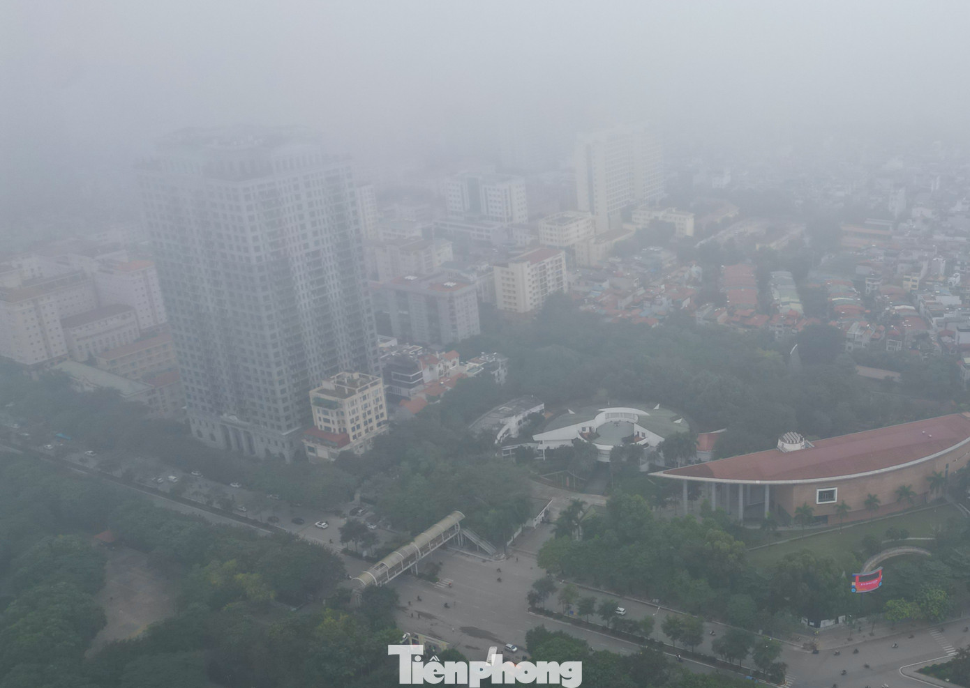 Nhiều tòa nhà cao tầng ẩn hiện trong sương. Nhiều tòa nhà cao tầng ẩn hiện trong sương.