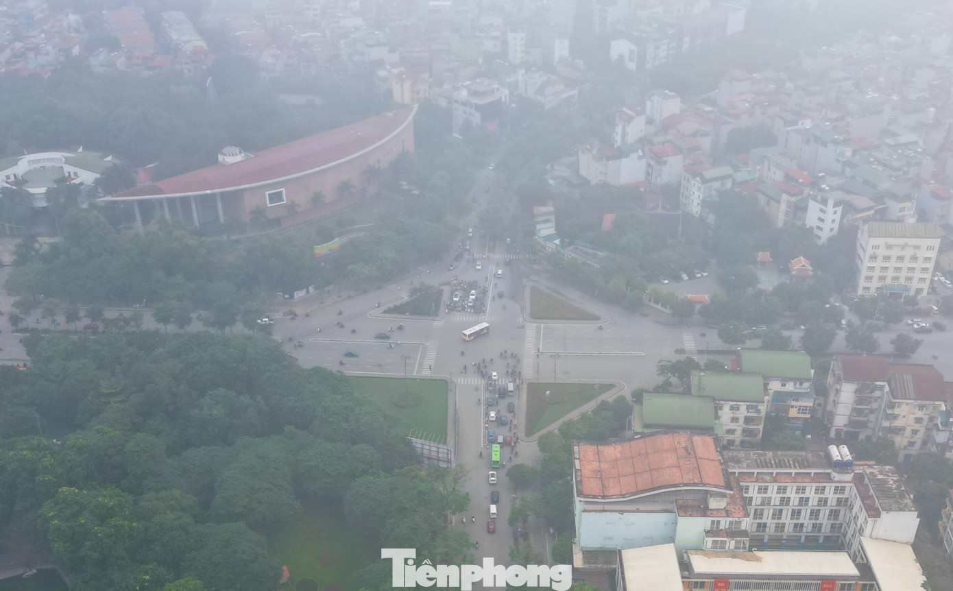 Không khí đặc quánh khiến người dân chỉ có thể quan sát những tòa nhà khi ở khoảng cách gần. Không khí đặc quánh khiến người dân chỉ có thể quan sát những tòa nhà khi ở khoảng cách gần.