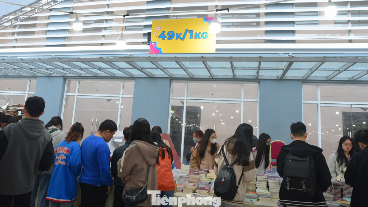 Trên thực tế, việc bán sách theo cân để người mua lựa chọn như vậy cũng là cách đưa những cuốn sách còn mới lạ đến với những độc giả phù hợp. Mặt khác, chương trình này chỉ là một phần trong nhiều hoạt động giảm giá khác của hội sách dọn kho. Do đó, người tham gia hoàn toàn có thể thăm thú nhiều gian khác nhau để lựa cho mình những cuốn sách ưng ý.