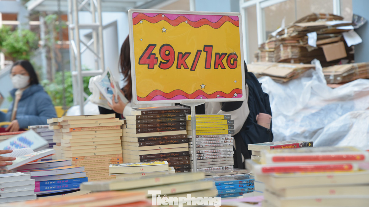 Đặc biệt, gian hàng bán sách theo cân 49.000 đồng/kg thu hút sự chú ý của đông đảo người tham gia sự kiện. Sách ở đây chủ yếu thuộc các thể loại như truyện tranh, kỹ năng, sách về Kpop... Với nhiều người, đây là mức giá rất rẻ, thích hợp để mua sách về đọc.