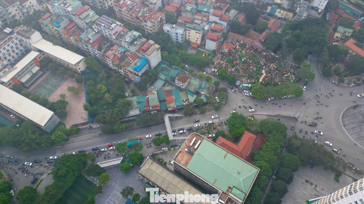 Đến 9 giờ, bầu trời Hà Nội bắt đầu có nắng, tình trạng mù mịt được cải thiện. Đến 9 giờ, bầu trời Hà Nội bắt đầu có nắng, tình trạng mù mịt được cải thiện.