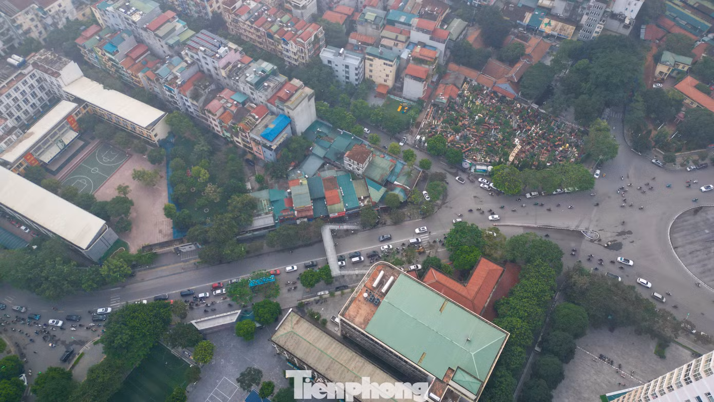 Đến 9 giờ, bầu trời Hà Nội bắt đầu có nắng, tình trạng mù mịt được cải thiện.