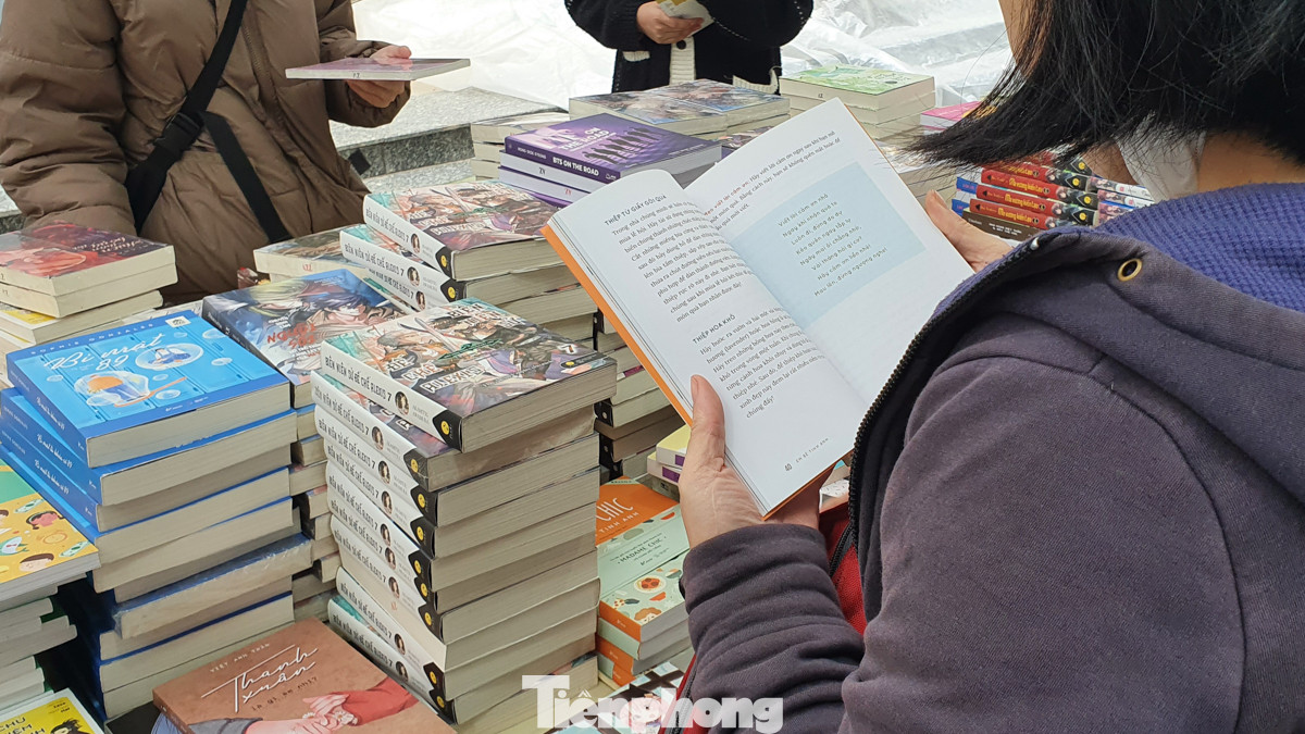 Ông Nguyễn Văn Nghĩa (SN 1970, Hà Nội), tò mò hội sách đông ông ghé qua xem: “Việc bán sách theo cân như thế không ổn, mua nhiều để đấy chả làm gì. Tôi rất ngạc nhiên khi thấy các cháu trẻ cứ quẩn quanh chọn rồi mua hàng, ôm sách cả chục quyển. Điều quan trọng nhất khi đọc sách là tìm ra sách mình muốn mua, thật sự muốn đọc”.