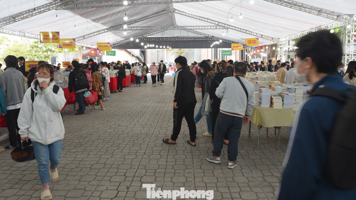 Diễn ra từ ngày 4/12-10/12, Hội sách “Dọn kho cuối năm - Bán sách theo cân” tổ chức tổ chức tại Học viện Thanh Thiếu niên (Hà Nội) mang đến nhiều đầu sách hay được giảm giá sâu. Tại hội sách bày bán nhiều các đầu sách thuộc nhiều thể loại như văn học, tâm lý, truyện tranh... đến từ các Nhà xuất bản nổi tiếng.