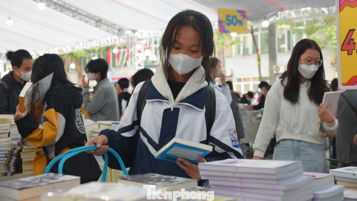 Bạn Đặng Thùy Linh lần đầu đến hội sách chia sẻ: “Chất lượng sách ở đây khá tốt và giá thành cũng rất rẻ, đều là sách mới, thậm chí còn có những cuốn còn nguyên seal phù hợp với đối tượng học sinh sinh viên ít ngân sách như em. Mỗi cuốn sách đều có đối tượng đọc nhất định, nên em không nghĩ giá trị của sách sẽ giảm dù có bán theo cân”.