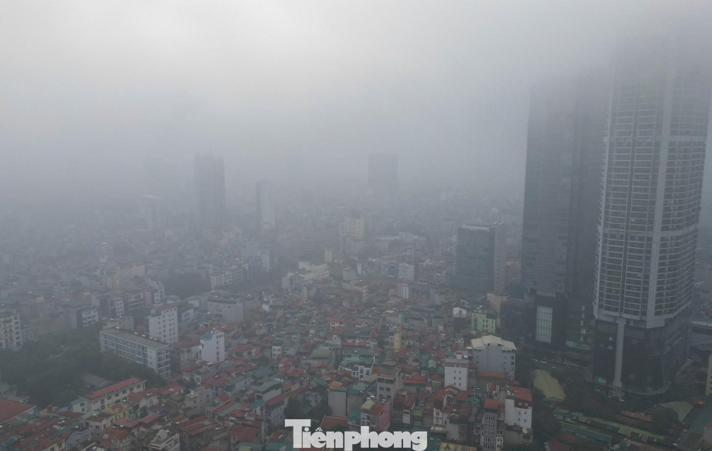 Sáng sớm 7/12, thủ đô Hà Nội bị lớp sương mù dày đặc bao phủ, tầm nhìn hạn chế, các tòa nhà cao tầng đều bị che khuất bởi màu trắng đục. Sáng sớm 7/12, thủ đô Hà Nội bị lớp sương mù dày đặc bao phủ, tầm nhìn hạn chế, các tòa nhà cao tầng đều bị che khuất bởi màu trắng đục.
