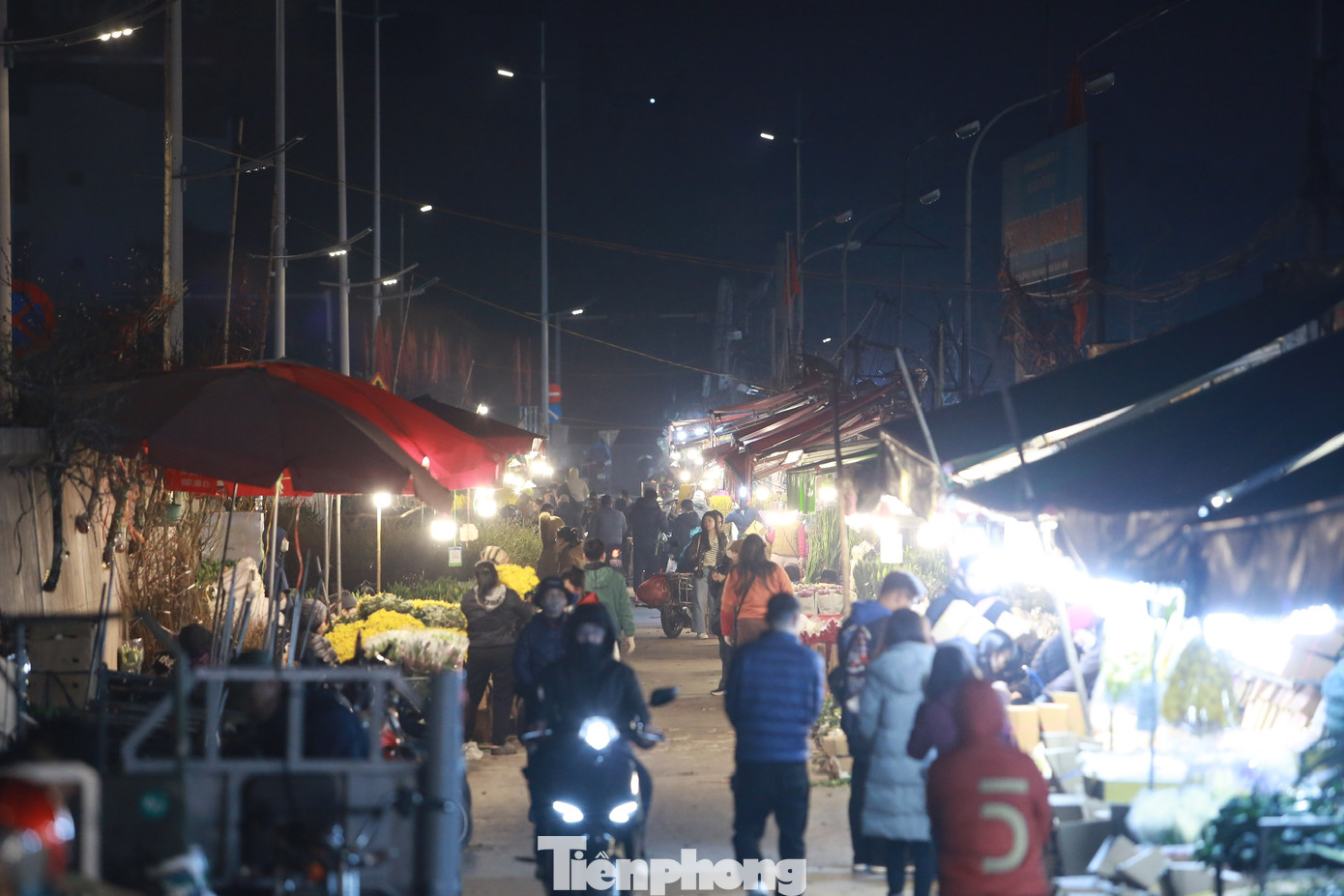 Mọi năm, vào những ngày cận Tết chợ hoa Quảng An luôn nhộn nhịp người mua sắm, xe cộ ra vào liên tục. Thế nhưng năm nay lại đìu hiu, vắng lặng lạ thường. Mọi năm, vào những ngày cận Tết chợ hoa Quảng An luôn nhộn nhịp người mua sắm, xe cộ ra vào liên tục. Thế nhưng năm nay lại đìu hiu, vắng lặng lạ thường.