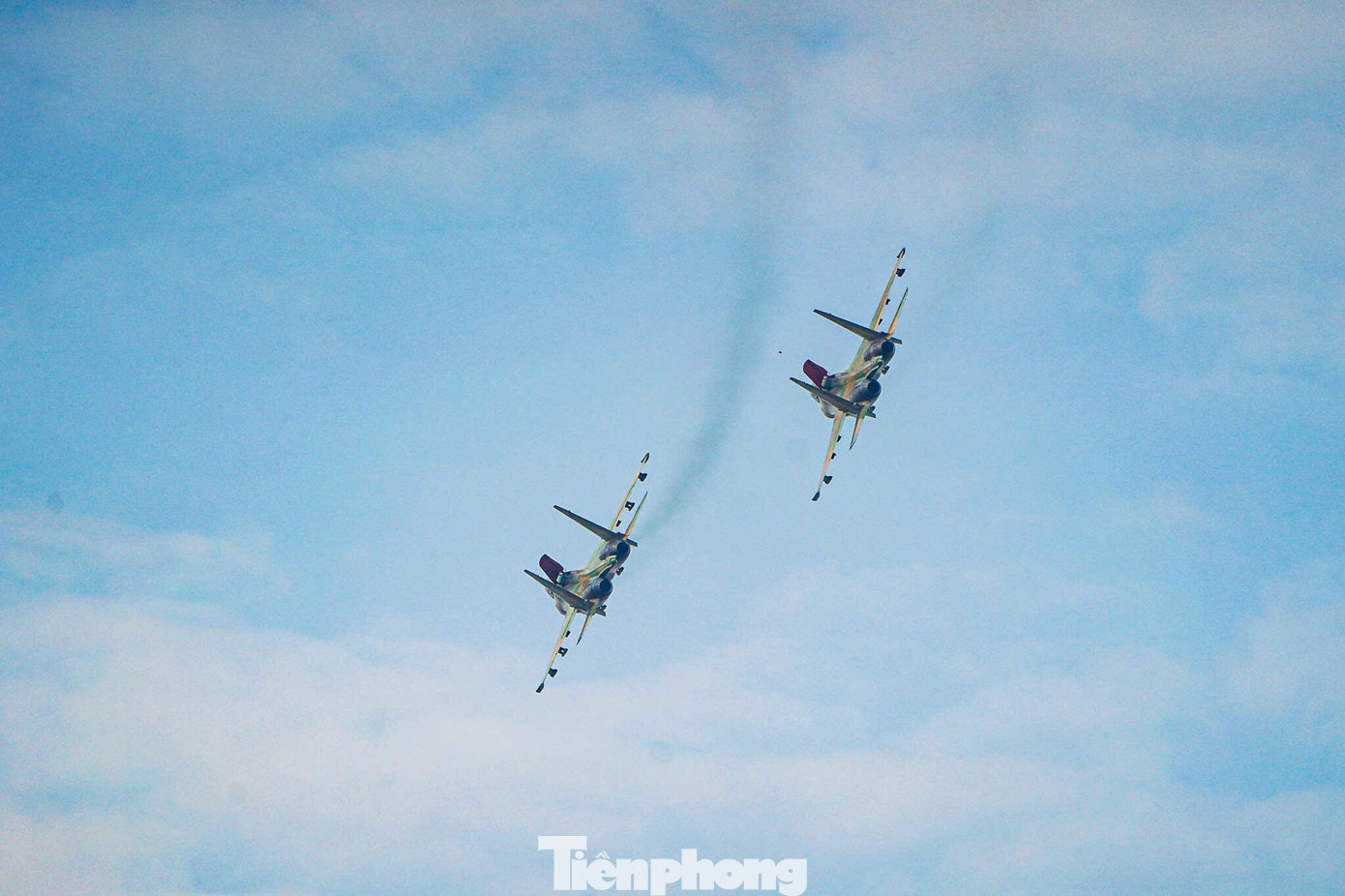 Su-30MK2 nhào lộn trên bầu trời.