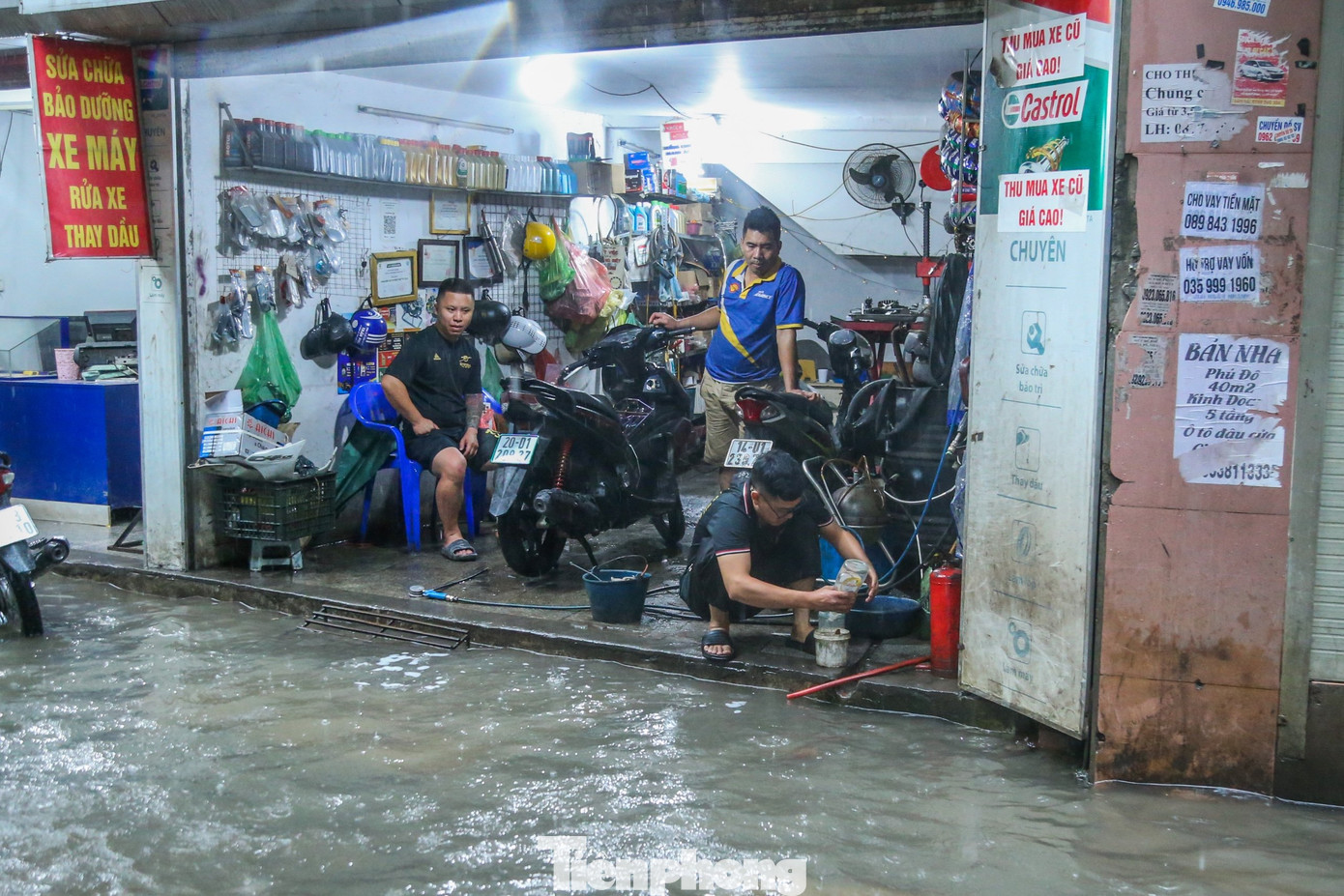 Chỉ hơn một giờ đồng hồ, nhiều nơi ở Hà Nội ghi nhận lượng mưa rất lớn như Hoàng Mai khoảng 110 mm, Nam Từ Liêm 100,3 mm, Cầu Giấy 70,3 mm, Thanh Xuân 67,3 mm.