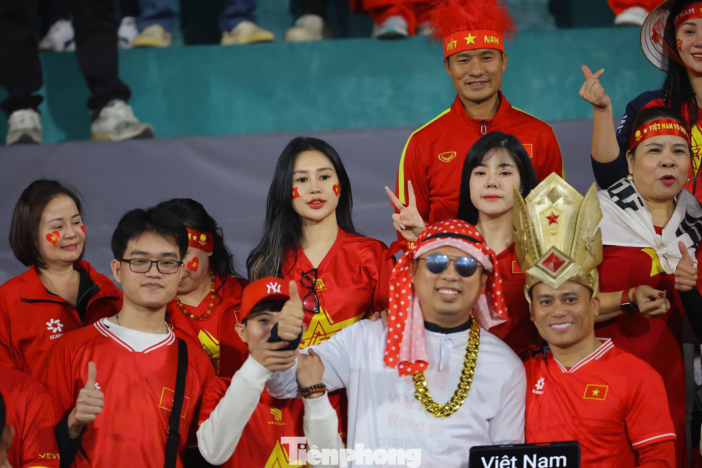 Hàng vạn cổ động viên cùng cờ hoa đã đổ về sân vận động Việt Trì (Phú Thọ) &apos;tiếp lửa&apos; cho Việt Nam đấu Thái Lan.