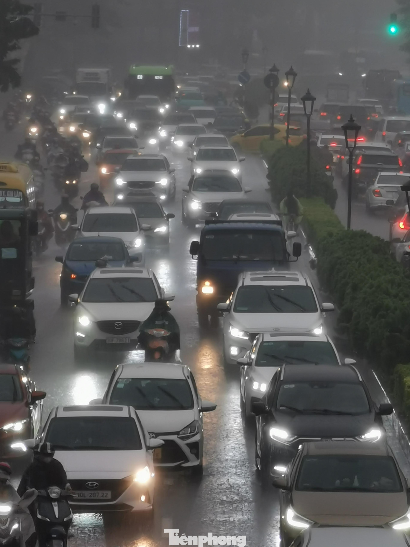 Tại đường Nguyễn Văn Cừ (quận Long Biên) lúc hơn 17 giờ, trời mưa to, các chủ phương tiện di chuyển khó khăn.