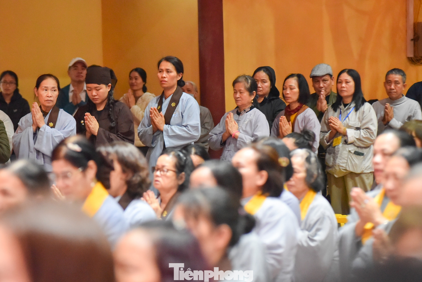 Dù buổi lễ bắt đầu lúc 18 giờ, nhưng từ rất sớm người dân và Phật tử đã đến đông đúc, tất cả đều được hướng dẫn ngồi theo hàng để đảm bảo trật tự tại khu vực làm lễ.