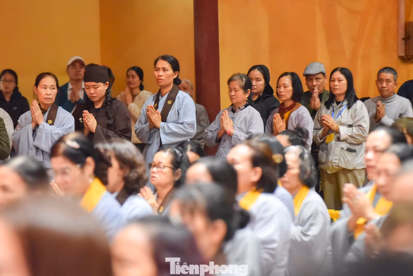 Dù buổi lễ bắt đầu lúc 18 giờ, nhưng từ rất sớm người dân và Phật tử đã đến đông đúc, tất cả đều được hướng dẫn ngồi theo hàng để đảm bảo trật tự tại khu vực làm lễ.
