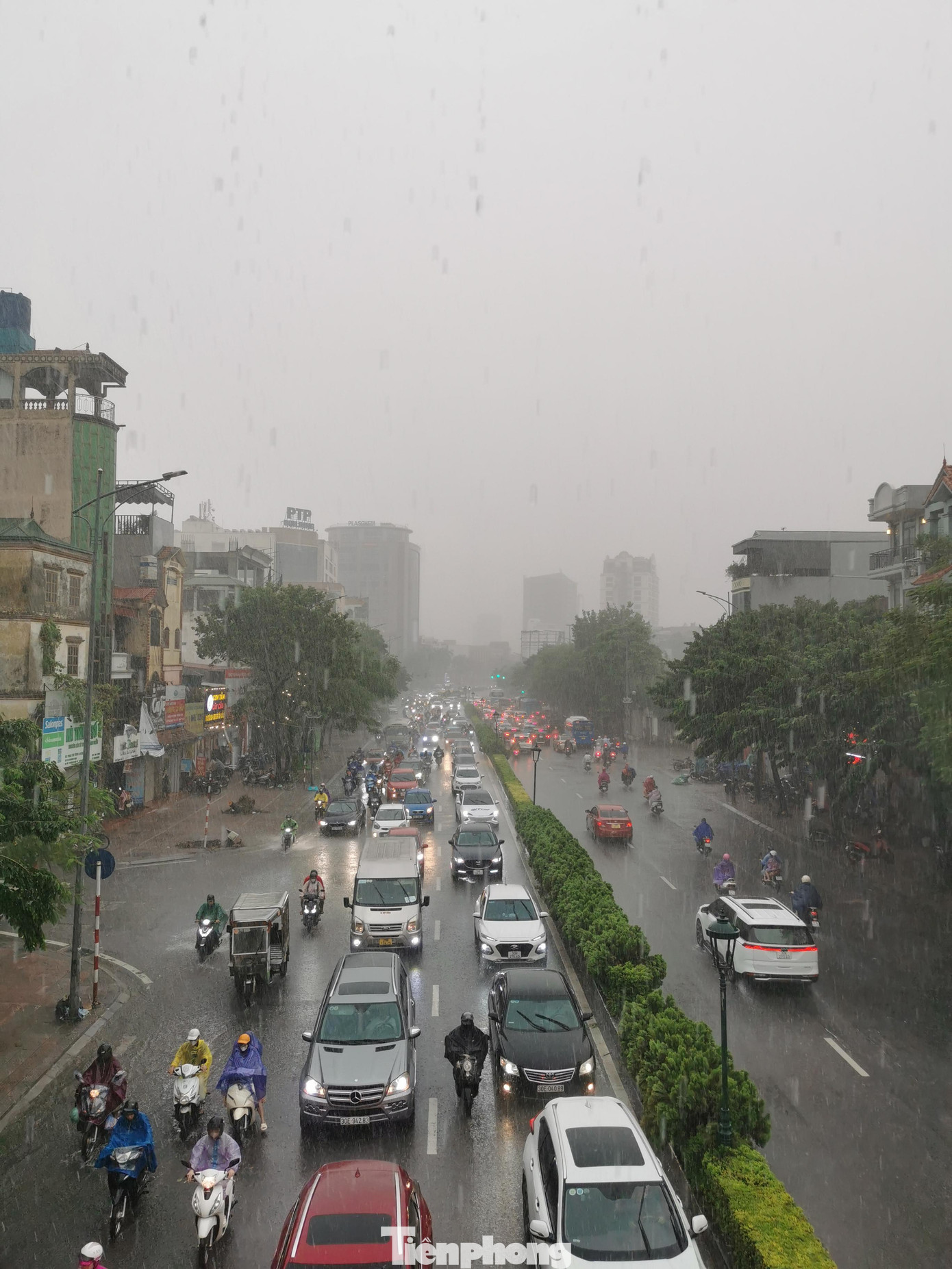 Tại đường Nguyễn Văn Cừ (quận Long Biên) lúc hơn 17 giờ, trời mưa to, các chủ phương tiện di chuyển khó khăn.