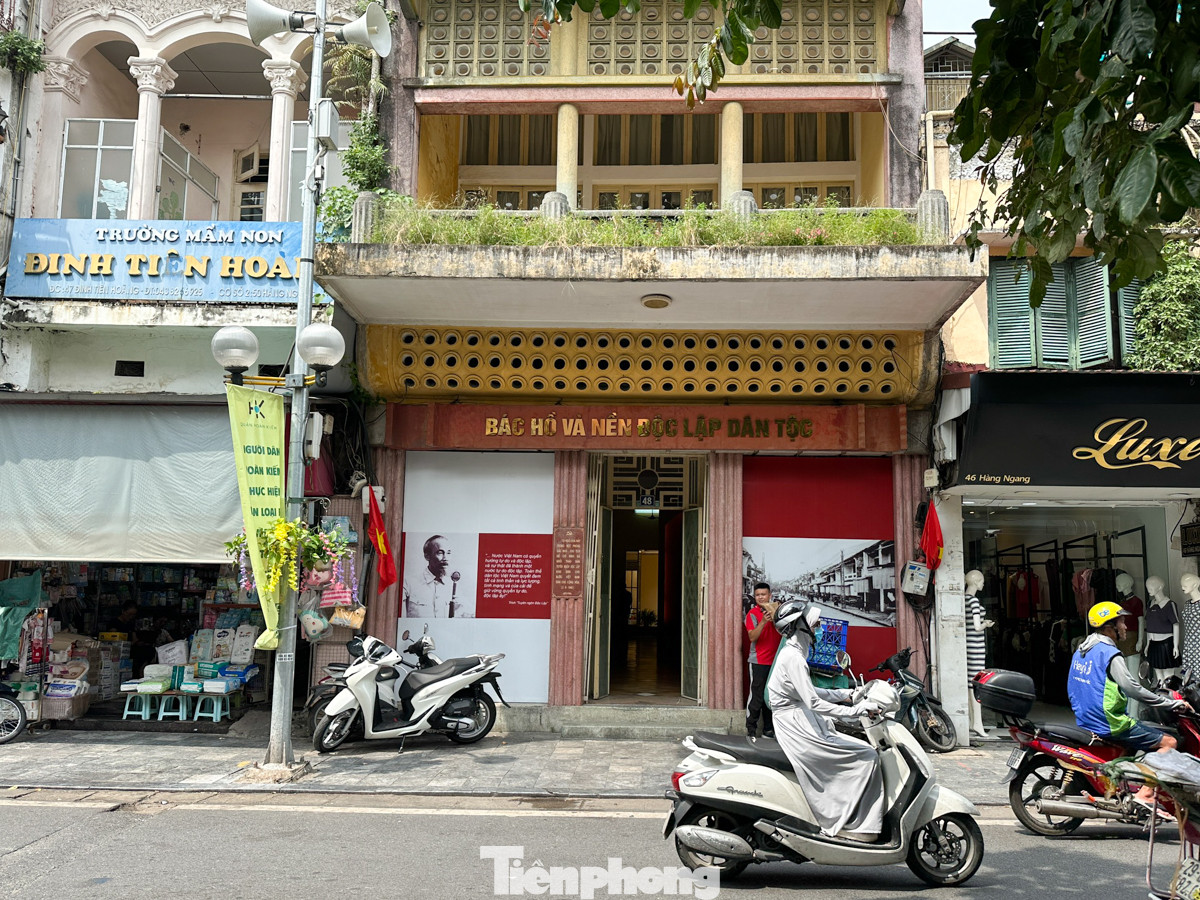 Nhà 48 Hàng Ngang là nơi Chủ tịch Hồ Chí Minh viết bản Tuyên ngôn độc lập, khai sinh ra nước Việt Nam Dân chủ Cộng hòa thuộc phường Hàng Đào (quận Hoàn Kiếm, Hà Nội). Đây cũng là nơi đầu tiên Chủ tịch Hồ Chí Minh đã ở trong những ngày đầu trở về Hà Nội và ra những quyết định có ý nghĩa lịch sử quan trọng đối với dân tộc Việt Nam.