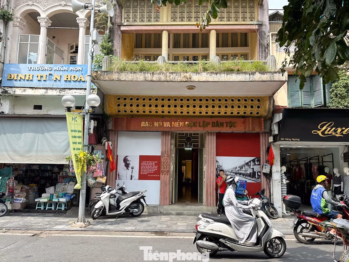 Nhà 48 Hàng Ngang là nơi Chủ tịch Hồ Chí Minh viết bản Tuyên ngôn độc lập, khai sinh ra nước Việt Nam Dân chủ Cộng hòa thuộc phường Hàng Đào (quận Hoàn Kiếm, Hà Nội). Đây cũng là nơi đầu tiên Chủ tịch Hồ Chí Minh đã ở trong những ngày đầu trở về Hà Nội và ra những quyết định có ý nghĩa lịch sử quan trọng đối với dân tộc Việt Nam.