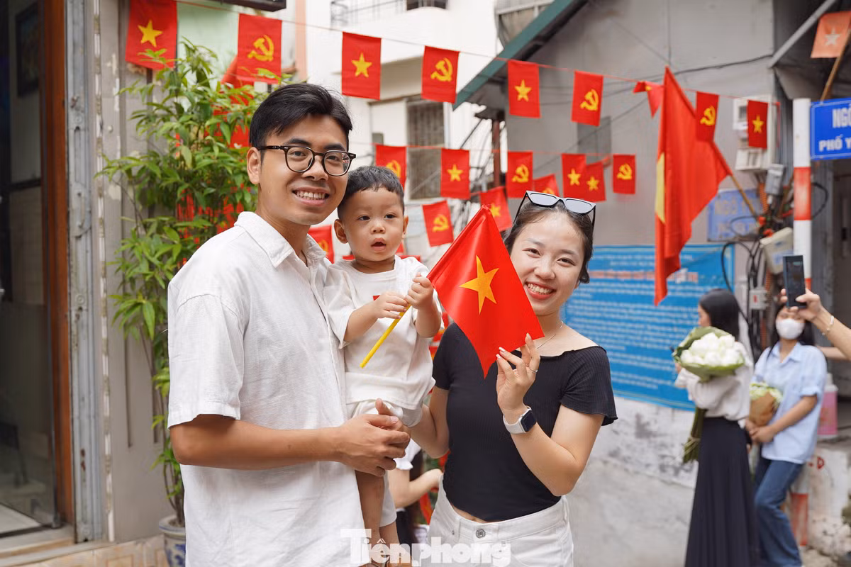 Anh Lê Trung Công (quận Hoàng Mai, Hà Nội) cùng vợ và con đến chụp hình tại ngõ cờ hoa Yên Phụ. "Đây là năm đầu tiên mình đưa gia đình đến đây chụp hình. Với mỗi con người Việt Nam, ai trong tim cũng có một lá cờ Tổ quốc, mình rất tự hào khi thấy con ngõ này đông người đến chụp hình đến vậy", anh Công chia sẻ thêm.
