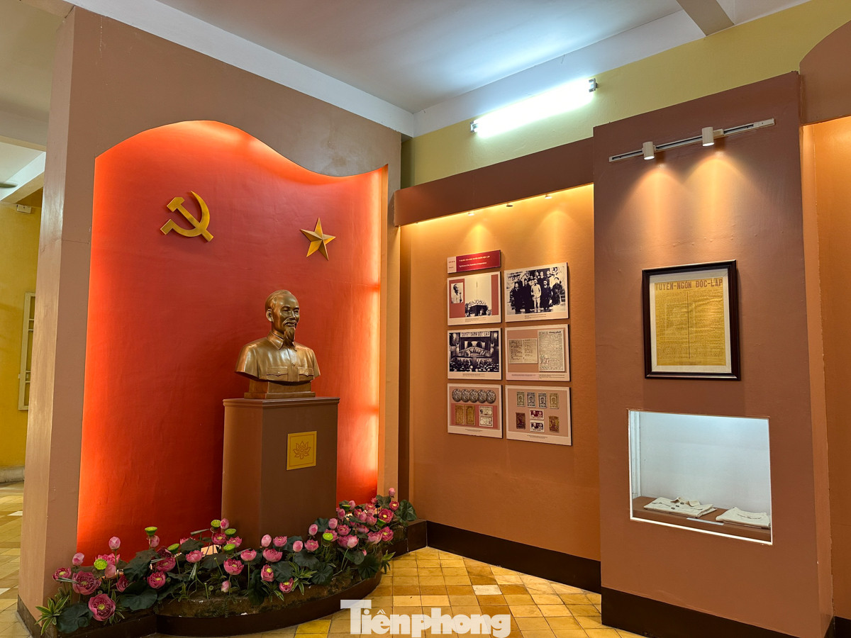 Hiện vật được trưng bày ở hai tầng, tầng một của ngôi nhà trưng bày những đồ của Bác như bộ quần áo kaki, chiếc vali mây, các di ảnh và một số đồ vật của các bậc lão thành cách mạng. Khu tầng hai là nơi làm việc của Bác Hồ và Thường vụ Trung ương, nội thất và các hiện vật đều được giữ nguyên vẹn.