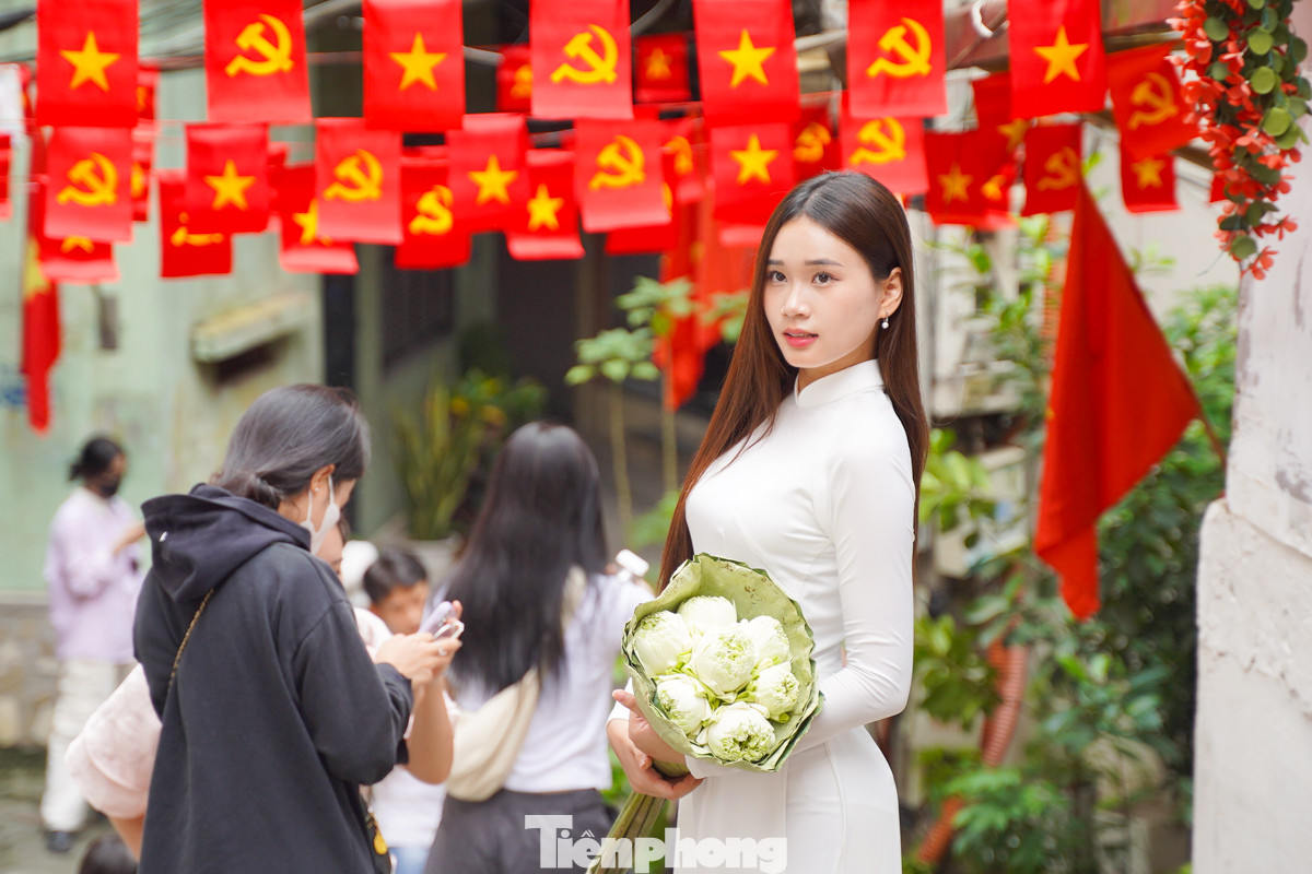 Ngõ cờ hoa Yên Phụ thu hút nhiều bạn trẻ bởi sắc cờ rực rỡ.