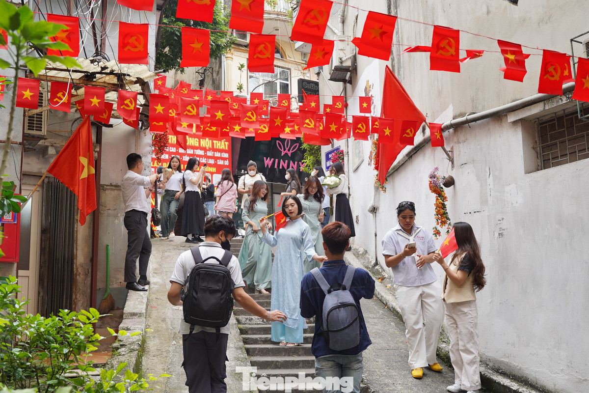 Lượng người đến quá đông, hầu hết mọi người đều phải đứng xếp hàng để đến lượt chụp hình.