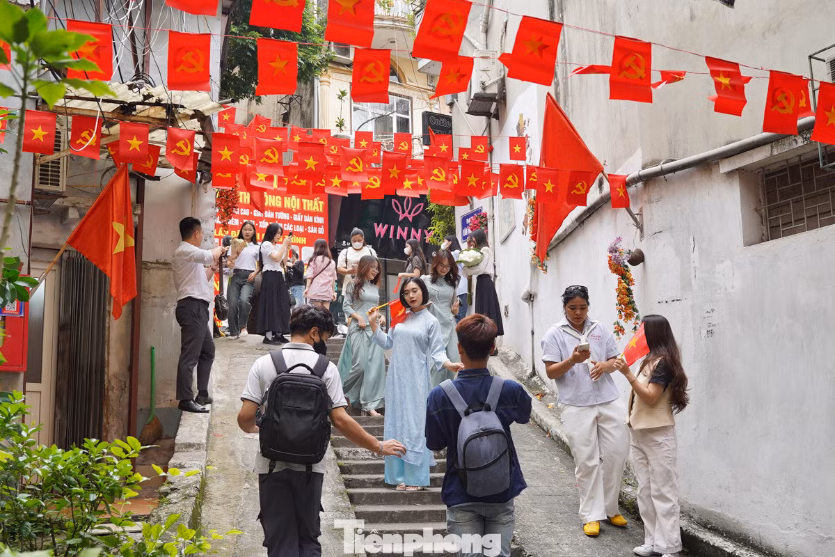 Lượng người đến quá đông, hầu hết mọi người đều phải đứng xếp hàng để đến lượt chụp hình.