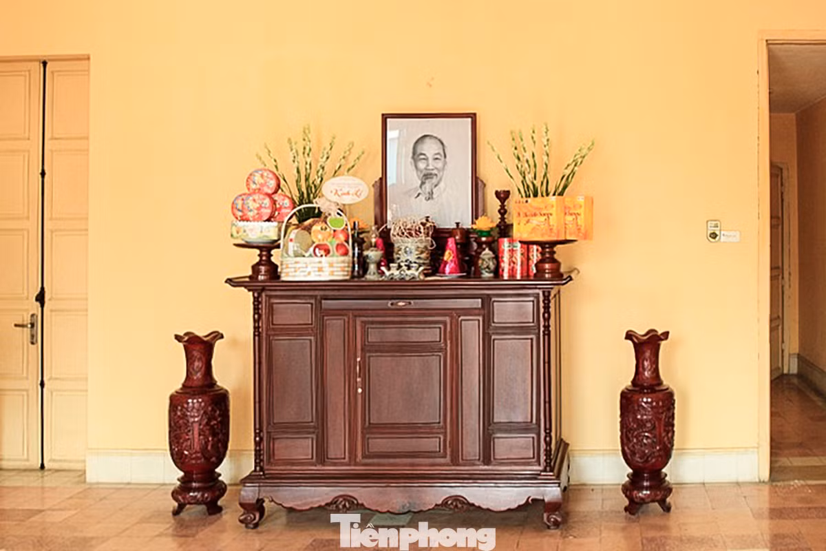 Tầng 3 hiện được dùng làm nơi dâng hương tưởng niệm Chủ tịch Hồ Chí Minh.