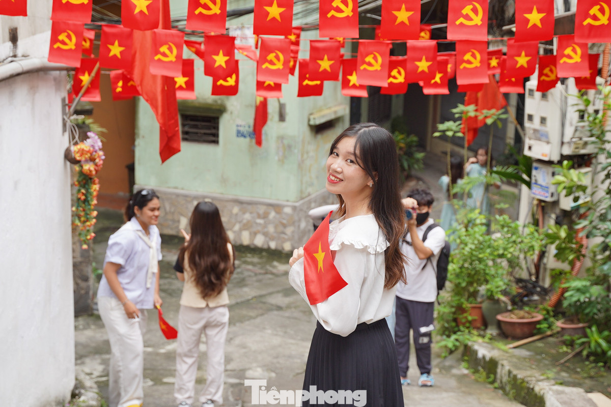 Bạn Hoàng Hiền (quận Đống Đa, Hà Nội) cho biết, để chụp ảnh với hàng cờ ở đường Yên Phụ thì Hiền đã phải xếp hàng từ 5 giờ sáng. "Không nghĩ hôm nay đông như thế, mình đến từ tờ mờ sáng đã rất đông người. Với mình, việc chụp hình với cờ Tổ quốc ngày lễ Quốc Khánh là niềm tự hào và vô cùng hạnh phúc", Hiền nói thêm.