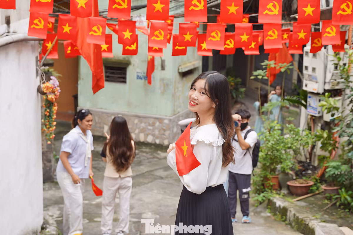 Bạn Hoàng Hiền (quận Đống Đa, Hà Nội) cho biết, để chụp ảnh với hàng cờ ở đường Yên Phụ thì Hiền đã phải xếp hàng từ 5 giờ sáng. "Không nghĩ hôm nay đông như thế, mình đến từ tờ mờ sáng đã rất đông người. Với mình, việc chụp hình với cờ Tổ quốc ngày lễ Quốc Khánh là niềm tự hào và vô cùng hạnh phúc", Hiền nói thêm.