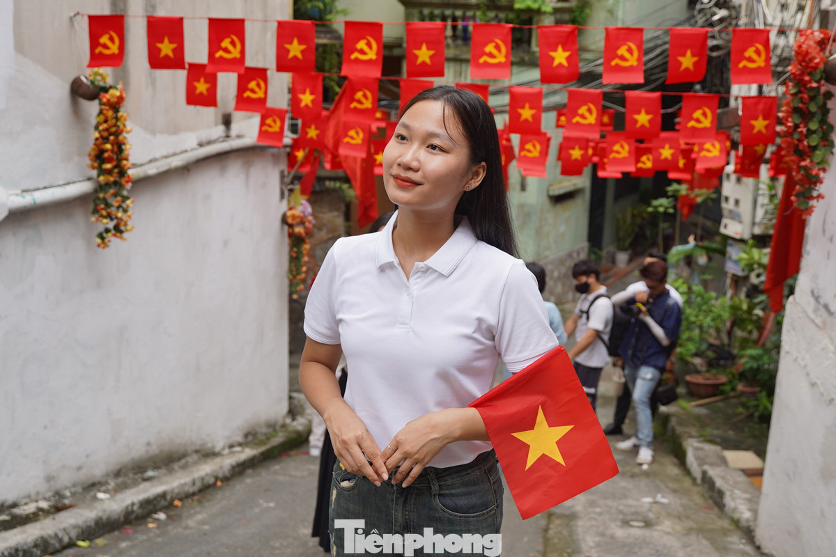 Các bạn trẻ lựa chọn phong cách ăn mặc thanh lịch để chụp ảnh tại đây