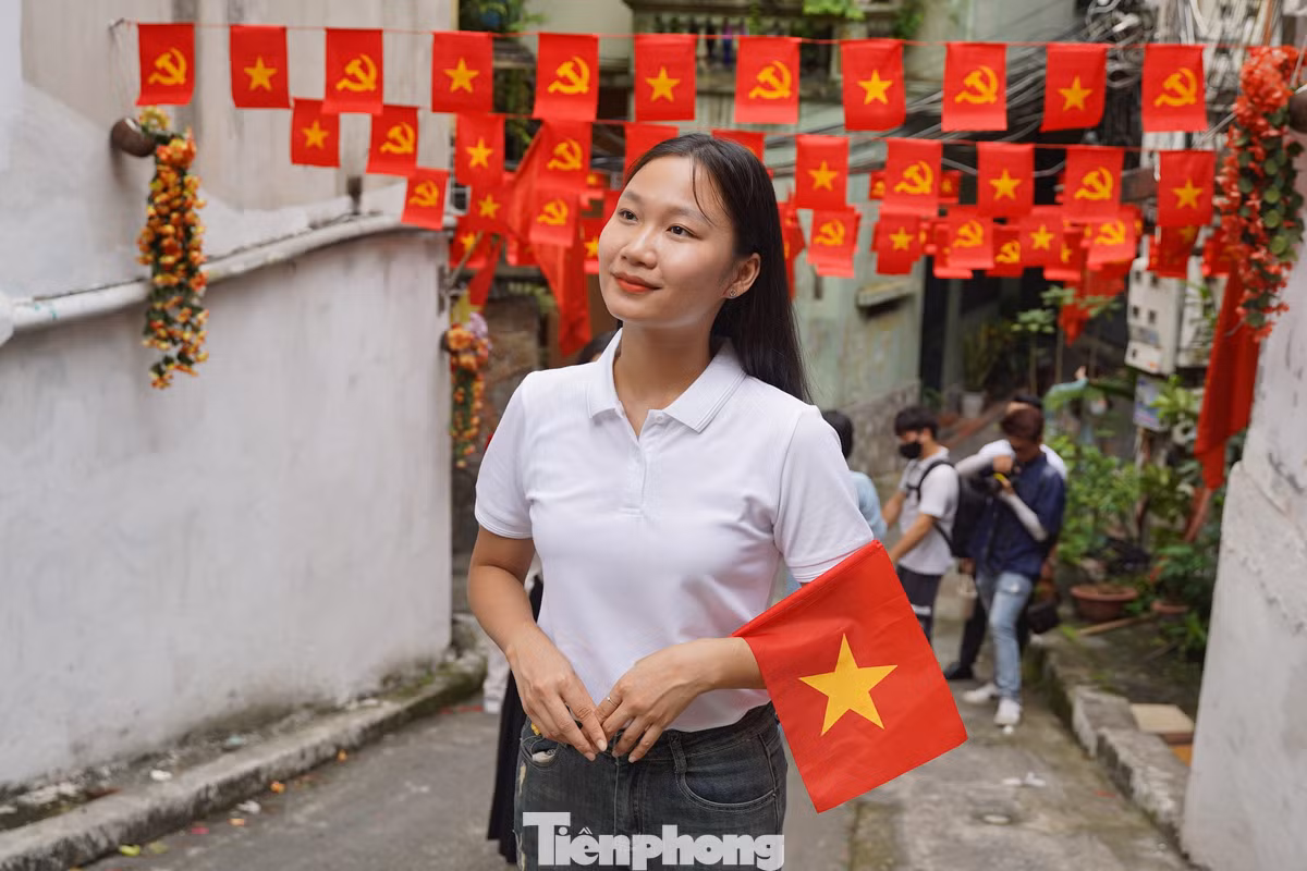 Các bạn trẻ lựa chọn phong cách ăn mặc thanh lịch để chụp ảnh tại đây