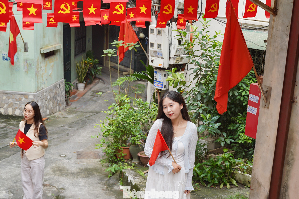 Các bạn trẻ lựa chọn phong cách ăn mặc thanh lịch để chụp ảnh tại đây