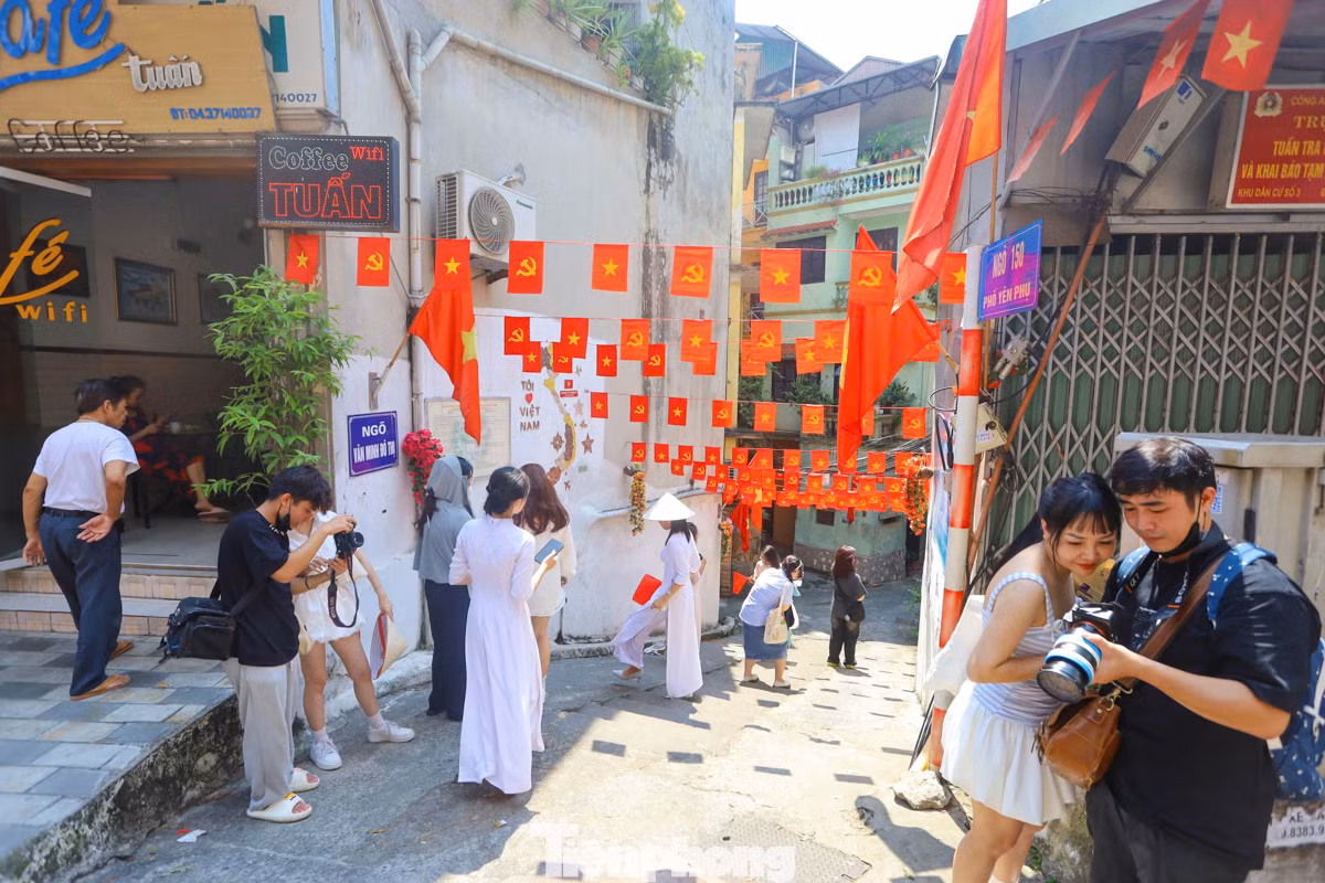 Người dân sống tại ngõ Yên Phụ cho biết, những năm trước ngõ đều có trang trí như vậy, tuy nhiên tới khoảng 2 năm nay mới có nhiều người biết tới do được chia sẻ ảnh trên mạng xã hội.