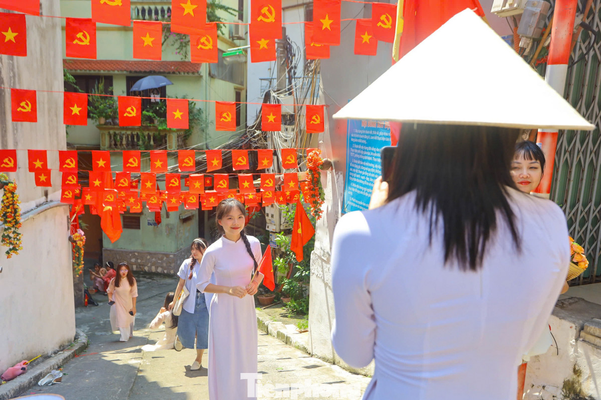 Mỗi người có một cách thưởng thức ngày nghỉ lễ riêng. Đi tìm những con ngõ đậm chất Hà Nội cờ Tổ quốc tung bay và ghi lại những hình ảnh đẹp cũng là một cách được nhiều bạn trẻ lựa chọn.