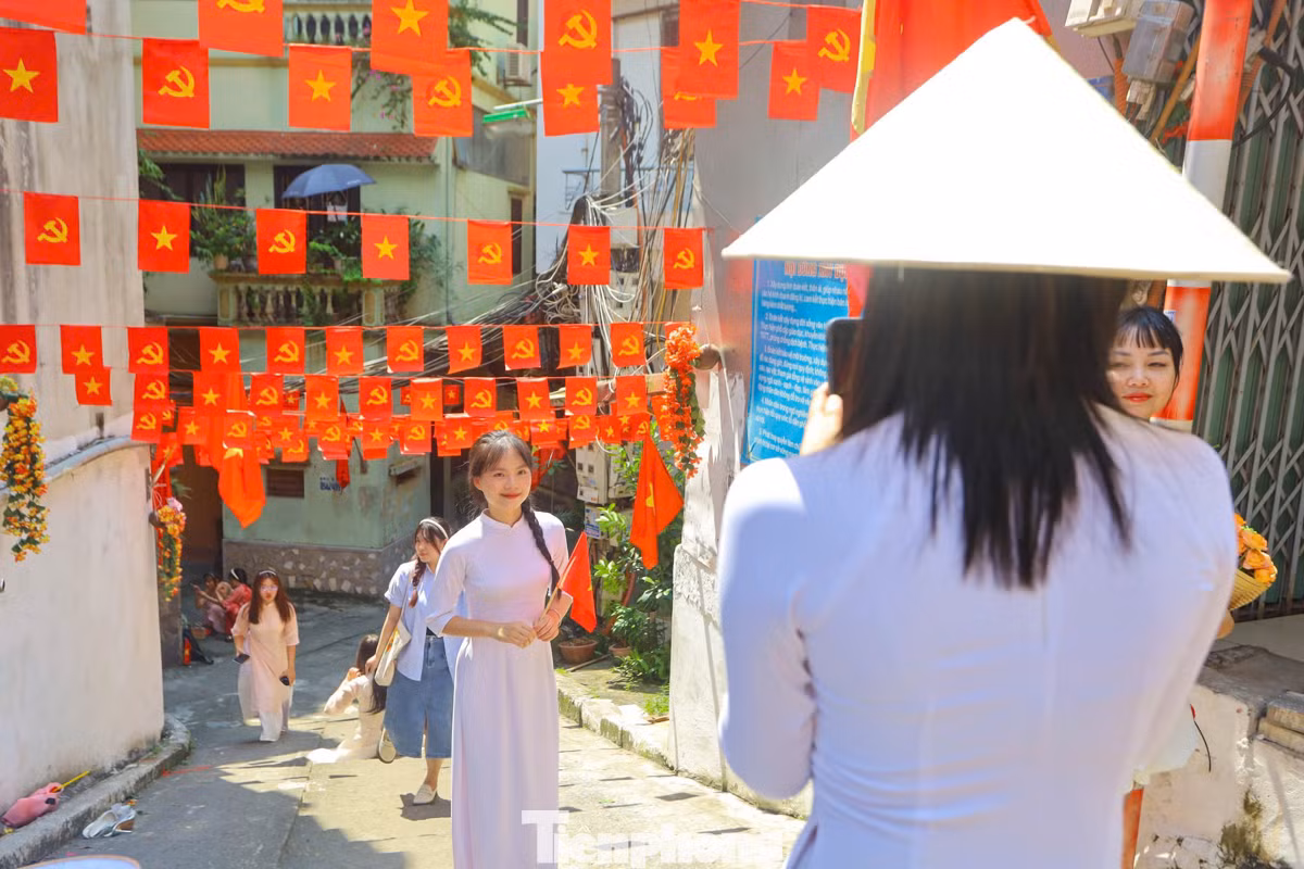 Mỗi người có một cách thưởng thức ngày nghỉ lễ riêng. Đi tìm những con ngõ đậm chất Hà Nội cờ Tổ quốc tung bay và ghi lại những hình ảnh đẹp cũng là một cách được nhiều bạn trẻ lựa chọn.