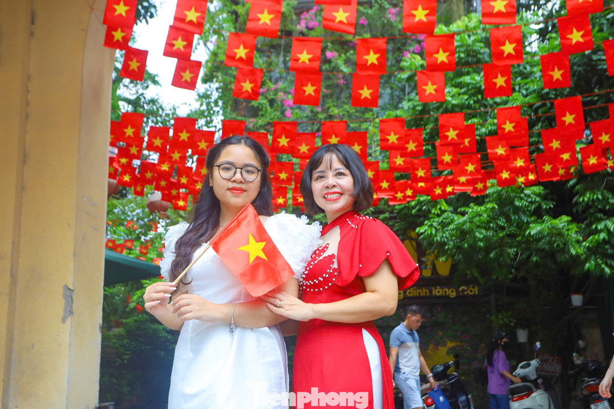 Không chỉ có ngõ Yên Phụ, tại cổng đình làng Cót (phường Yên Hòa, quận Cầu Giấy, Hà Nội) cũng rực rỡ màu cờ Tổ quốc.