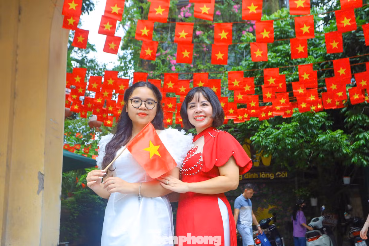 Không chỉ có ngõ Yên Phụ, tại cổng đình làng Cót (phường Yên Hòa, quận Cầu Giấy, Hà Nội) cũng rực rỡ màu cờ Tổ quốc.