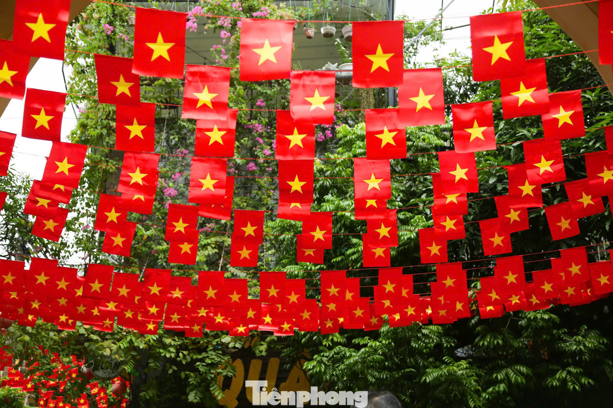 Những ngày cận Tết Độc lập, khắp các ngõ phố Hà Nội lại rợp bóng cờ cờ đỏ sao vàng mừng kỷ niệm 79 năm Quốc khánh 2/9.