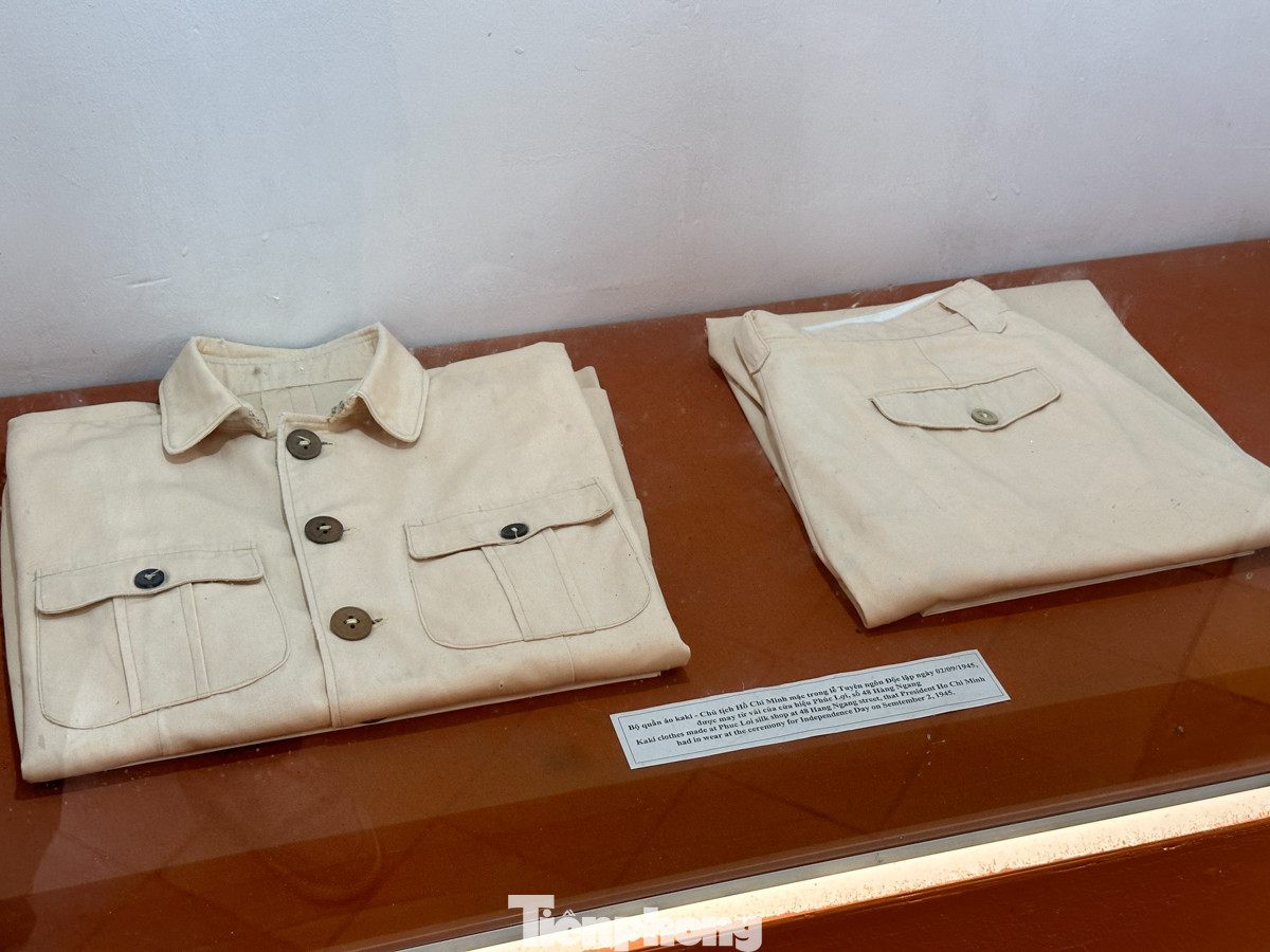 Bộ quần áo kaki mà Chủ tịch Hồ Chí Minh đã mặc trong lễ Tuyên ngôn độc lập 2/9/1945.