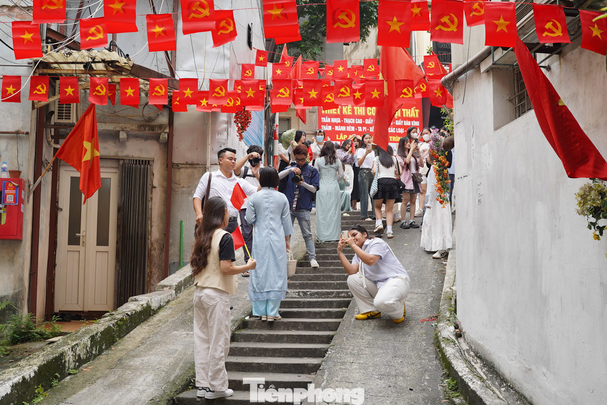 Lượng người đến quá đông, hầu hết mọi người đều phải đứng xếp hàng để đến lượt chụp hình.