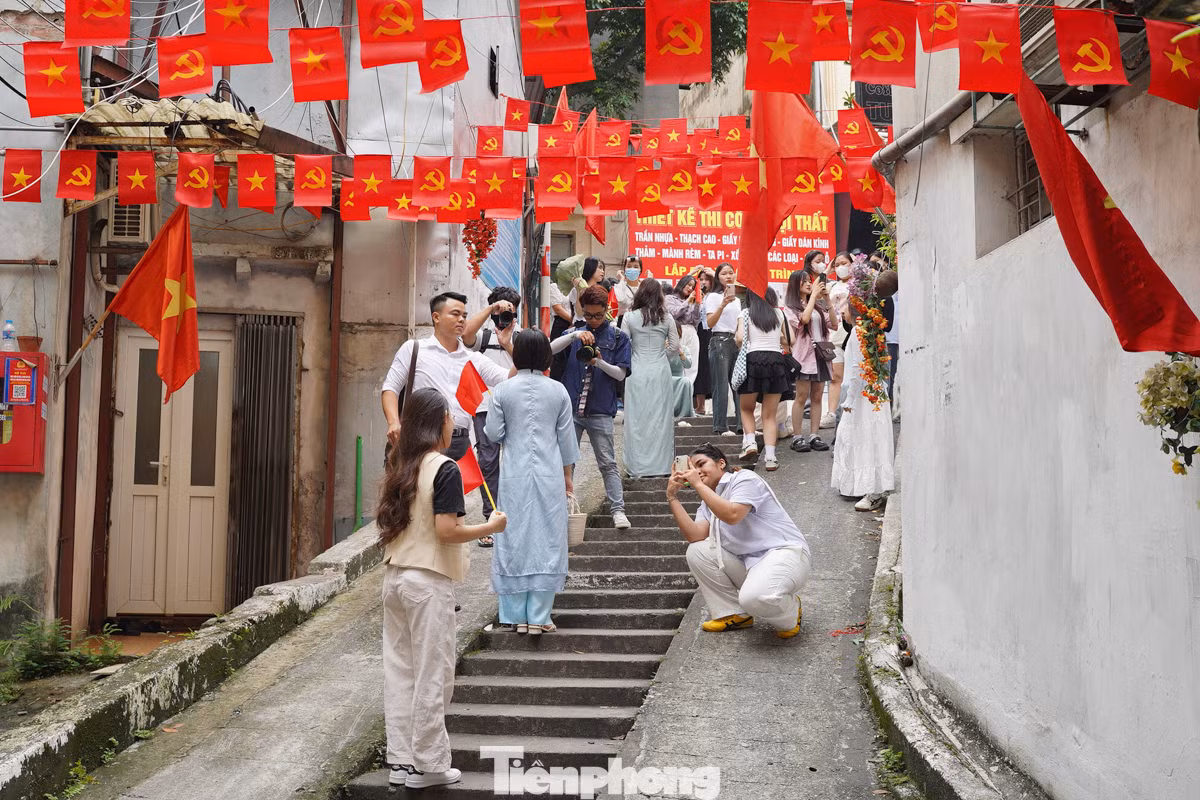 Lượng người đến quá đông, hầu hết mọi người đều phải đứng xếp hàng để đến lượt chụp hình.