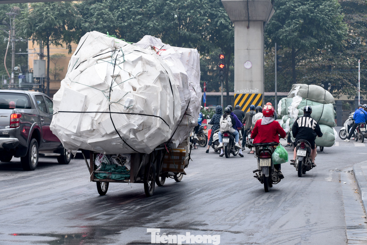 Hai chiếc xe chở thùng xốp, bao tải đồ ngang nhiên vượt đèn đỏ. Hai chiếc xe chở thùng xốp, bao tải đồ ngang nhiên vượt đèn đỏ.