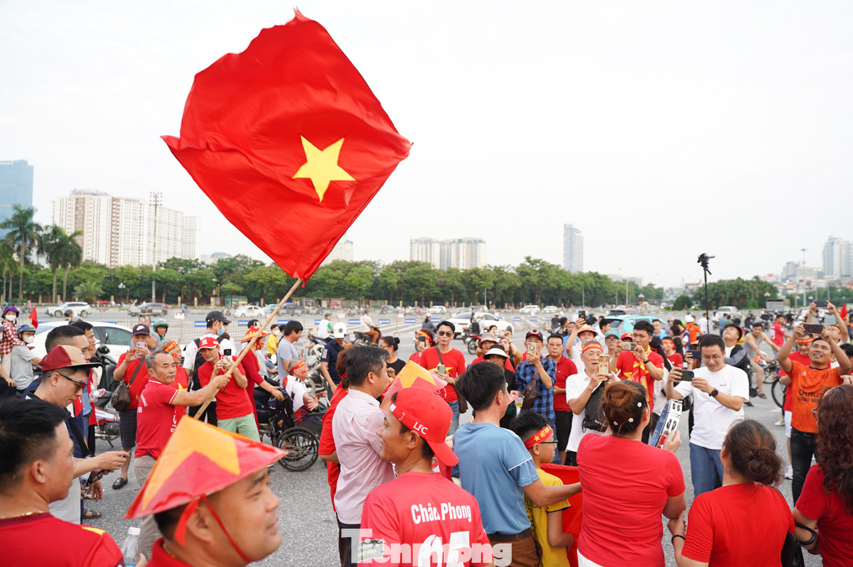 Không khí nào nhiệt trước sân vận động quốc gia Mỹ Đình (Hà Nội) trước giờ bóng lăn ở trận đấu giữa đội tuyển Việt Nam và Philippines trong khuôn khổ bảng F vòng loại 2 World Cup 2026 khu vực châu Á.