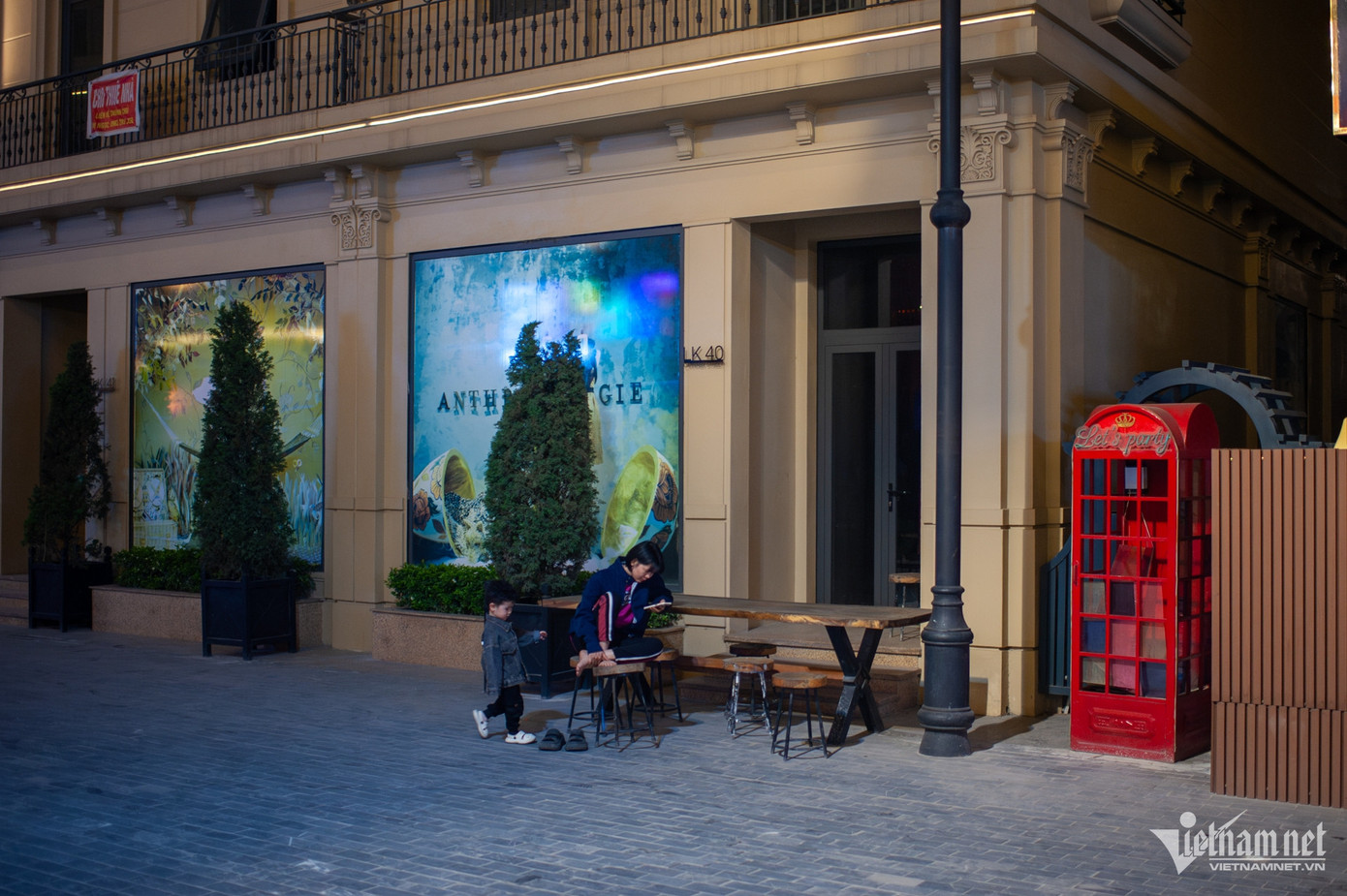 Một số khu vực có bàn ghế kê ngoài trời trở thành nơi nghỉ ngơi của cư dân xung quanh.